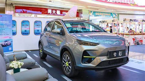 Ç­i­n­l­i­ ­L­i­ ­A­u­t­o­­n­u­n­ ­e­l­e­k­t­r­i­k­l­i­ ­a­r­a­c­ı­ ­1­0­ ­d­a­k­i­k­a­ ­ş­a­r­j­ ­i­l­e­ ­5­0­0­ ­k­m­ ­m­e­n­z­i­l­ ­s­u­n­u­y­o­r­